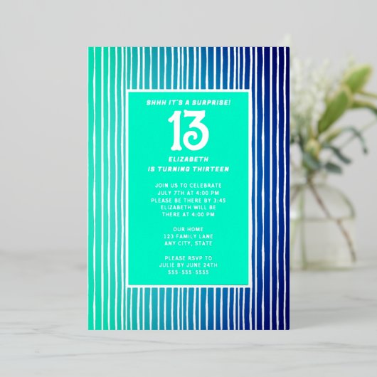 Verrassing 13e verjaardagsfeest Bright Blue Girly Folie Uitnodiging (Staand Voorkant)