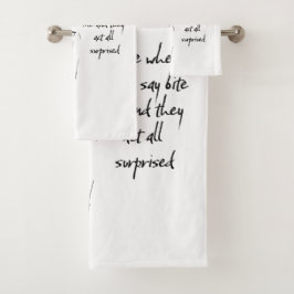 Verrast bijt me bad handdoek