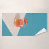 Verre à boire transparent avec liquide brun (Serviette de bain)