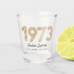 Verre A Shot 1973 Gold et Black 50th Birthday Shot Glass<br><div class="desc">Célébrez avec ces lunettes de tir personnalisables à la mode à 50 ans.</div>
