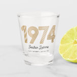 Verre A Shot 1974 Gold et Black 50th Birthday Shot Glass<br><div class="desc">Célébrez avec ces lunettes de tir personnalisables à la mode à 50 ans.</div>