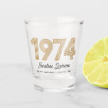 Verre A Shot 1974 Gold et Black 50th Birthday Shot Glass<br><div class="desc">Célébrez avec ces lunettes de tir personnalisables à la mode à 50 ans.</div>