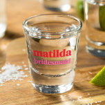 Verre A Shot Bachelorette minimaliste rouge et rose<br><div class="desc">Ce design personnalisé Bridesmaid présente une typographie rétro audacieuse en rouge cerise et rose roux. Vous pouvez facilement personnaliser le nom et le rôle ou ajouter votre message personnalisé ! L'accessoire parfait pour une proposition de femme de chambre ou de bachelorette!</div>