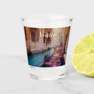 Verre A Shot Canal avec gondole traditionnelle à Venise, Italie
