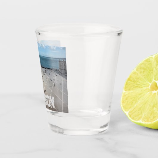 Verre A Shot Carré du commerce d'en haut à Lisbonne, Portugal (Droite)