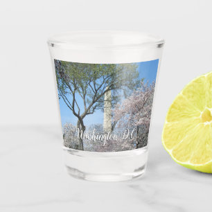 Verre A Shot Cherry Blossoms et le monument de Washington à DC