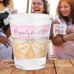 Verre A Shot Chic Blush Pink Beach Couples Coeur Sable<br><div class="desc">L'Élégante Plage Rose-Blanc Couple Du Sable De Coeur. 1ère Saint Valentin,  année de naissance. Couples Noms dans les Coeurs dans Sable la mémoire côtière gardienne.</div>
