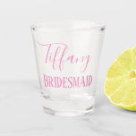 Verre A Shot Chic Bridesmaid Favoriser<br><div class="desc">Magasinez des cadeaux chic d'demoiselles d'honneur chez les Mariages de Rhoadie. Doté d'un joli design rose, ce verre tourné affiche votre nom de femme de ménage dans une jolie police cursive. En dessous se trouve "Bridesmaid" écrit en texte mignon. Fait une grande fête de bachelorette. Personnalisez votre verre photo dès...</div>
