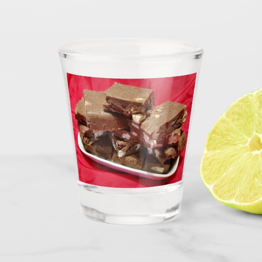 Verre A Shot Chocolat Cherry Marshmallow Fudge Sur Une Plaque (Devant)