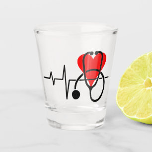 Verre A Shot Conception de cœur et de stéthoscope