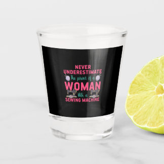 Verre A Shot Couper Le Pouvoir D'Une Femme Avec Une Machine À C