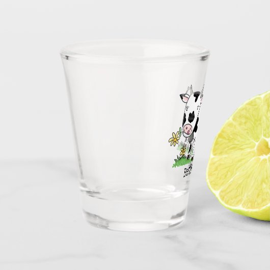 Verre A Shot Cute cow in green field cartoon illustration  (Gauche)