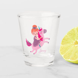 Verre A Shot Cute Orange Haired Girl équitation sur une licorne