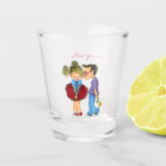Verre A Shot Cute Romantic Couple Love - Valentine's Day Kiss<br><div class="desc">Couple romantique mignon - Amour - Saint Valentin Baiser garçon et fille - Peinture amusante - Choisissez / Ajouter votre texte unique / Nom / Couleur - Faites votre cadeau spécial - Redimensionnez et déplacez ou ajoutez des éléments - image / texte avec outil de personnalisation. Peinture et design par...</div>