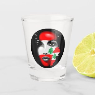 Verre A Shot Drapeau et carte du Liban sur le visage de la fill