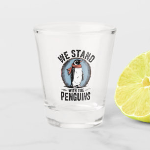 Verre A Shot Drôle Penguin Résiste À La Manifestation Contre Le