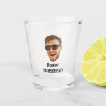 Verre A Shot Drôle Personnalisé Visage Coupé Photo Bachelor Par<br><div class="desc">Drôle personnalisable visage découpé bachelor partie tourné toiletteur en verre favorise personnalisée avec une photo du futur marié. Téléchargez une découpe du visage avec un arrière - plan transparent et elle sera automatiquement répliquée sur tout le produit. Pour réaliser le découpage, vous pouvez télécharger n'importe quelle application mobile ou informatique,...</div>