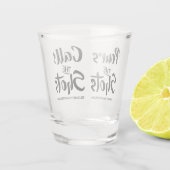 Verre A Shot Drôle Pours Les Tirs Appelle Les Tirs (Dos)