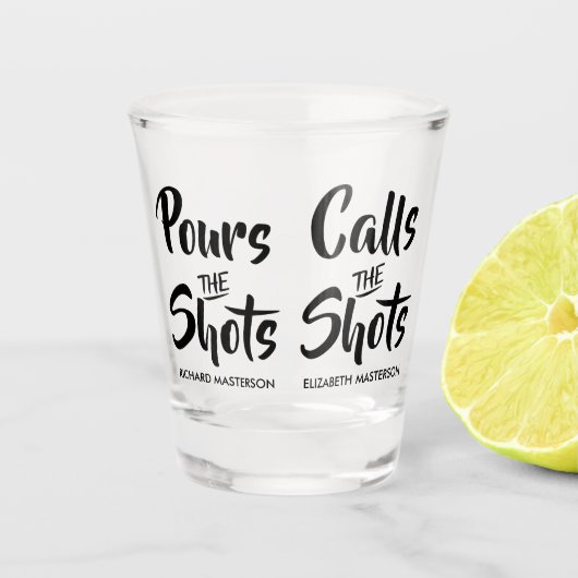 Verre A Shot Drôle Pours Les Tirs Appelle Les Tirs (Devant)