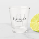 Verre A Shot Écrivain Personnalisé De Script Moderne<br><div class="desc">Ajoutez une touche personnelle à votre mariage avec un verre photo personnalisé de demoiselle d'honneur. Ce verre de capture est doté du nom personnalisé de la servante de pont dans le style de police de script moderne gris et monogramme dans le style de police de script moderne gris clair comme...</div>