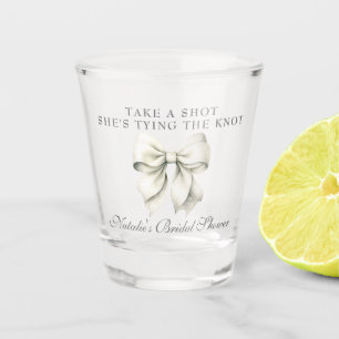 Verre A Shot Elle est en train de nouer la Fête des mariées de