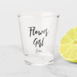Verre A Shot Fleur Fille Noir Blanc Mariage<br><div class="desc">Flower Girl Black White Shot Glass pour Mariage,  fête nuptiale,  Fête des mariées,  Bachelorette Party. Découvrez d'autres produits avec ce design dans la collection ci-dessous.</div>