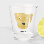 Verre A Shot Funny Golden Labrador Retriever Dog Personnalisé<br><div class="desc">Un design amusant Golden Labrador Retriever pour les amoureux de les chiens. Modifiez le nom ou ajoutez votre propre texte pour personnaliser. Art original de Nic Squirrell.</div>