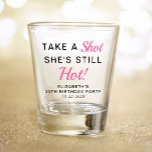 Verre A Shot Funny rose 30e fête d'anniversaire Favor<br><div class="desc">Drôle rose et noir "Prenez une balle elle est toujours chaude" 30e anniversaire fête tourné verre. Ajoutez son nom,  son âge et la date de la fête.</div>