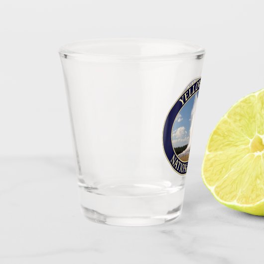 Verre A Shot Geyser fidèle au parc national Yellowstone (Gauche)