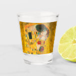 Verre A Shot Gustav Klimt Le Baiser<br><div class="desc">Verre de tir avec la peinture à l’huile de Gustav Klimt à la feuille d’or The Kiss (1908). Un homme et une femme,  aux couleurs dorées brillantes,  embrassent et embrassent avec amour dans un champ de fleurs. Un grand cadeau pour les amateurs d'art Art Nouveau et autrichien.</div>
