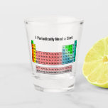 Verre A Shot J'ai besoin périodiquement d'un tableau périodique<br><div class="desc">Ce tumeur scientifique est parfait pour les scientifiques, et présente la Table Périodique des Éléments, avec la légende "I Periodically Need a Shot." Cette Table Périodique des Éléments est la révision 2016, y compris les symboles pour les éléments les plus récents (113 Nihonium, 115 Moscovium, 117 Tennessine, et 118 Oessine...</div>