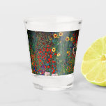 Verre A Shot Jardin aux fleurs Gustav Klimt<br><div class="desc">Verre de tir avec peinture à l’huile de Gustav Klimt Jardin de ferme avec tournesols (1907). Un beau jardin de tournesols et de belles fleurs bleues,  rouges,  violettes,  roses et blanches. Un grand cadeau pour les amateurs d'art Art Nouveau et autrichien.</div>