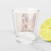 Verre A Shot Jeune Amérindien posant sur un mur en bois (Dos)