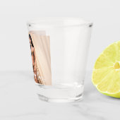 Verre A Shot Jeune Amérindien posant sur un mur en bois (Droite)