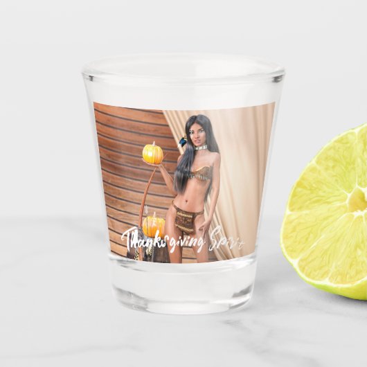 Verre A Shot Jeune Amérindien posant sur un mur en bois (Devant)