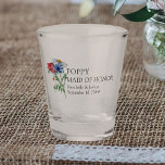 Verre A Shot La femme d'honneur Fleur sauvage Bouquet Mariage f<br><div class="desc">Un verre photo personnalisé vous permet de customiser avec le nom de votre femme d'honneur, le nom de la mariée et du marié et la date du mariage. Ce décor botanique rustique de campagne est orné d'un joli bouquet de fleurs sauvages, dont du pavot marguerrier et du cornflower. Un élégant...</div>