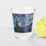 Verre A Shot La Nuit étoilée (Vincent van Gogh) (Art célèbre)<br><div class="desc">Ce dessin présente une célèbre peinture du peintre post-impressionniste néerlandais Vincent van Gogh (1853-1890). Il représente la vue depuis la fenêtre orientée à l'est de sa chambre d'asile à Saint-Rémy-de-Provence, juste avant le lever du soleil ; van Gogh y ajoute également un village imaginaire. "La Nuit étoilée" est l'un des...</div>