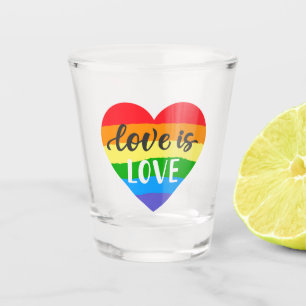 Verre A Shot L'amour est l'amour le coeur arc-en-ciel