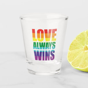 Verre A Shot L'amour gagne toujours