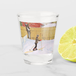 Verre A Shot Le Skier (Jeune Garçon Avec Skis) (Scène D'Hiver)