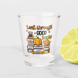 Verre A Shot Leaf À Travers Un Bon Livre