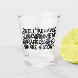 Verre A Shot Les femmes bien conduites font rarement l'histoire