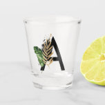 Verre A Shot LETTRE Feuille Tropicale Faux Gold Foil A Monogram<br><div class="desc">LETTRE D'HUILE D'OR Faux Feuille Tropical Lunettes D'Oeil Monogramme | Lunettes de verre monogramme Boho avec des feuilles tropicaux aquarelles avec un faux accent de feuille d'or. Ces lunettes tropicales sont parfaites pour l'été. Cette conception est disponible dans d'autres éléments.</div>