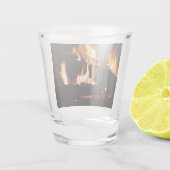 Verre A Shot Logs dans la cheminée Photographie de feu chaud (Dos)