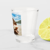 Verre A Shot Lounge on beach throw pillow (Droite)