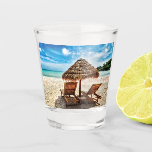 Verre A Shot Lounge on beach throw pillow (Devant)