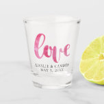 Verre A Shot Love Script Wedding Favor<br><div class="desc">Script "love" audacieux en aquarelle rose,  mariage personnalisé préféré.</div>