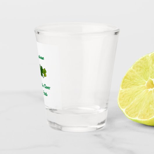 Verre A Shot M. Leprechaun dans le collier sur un (Droite)