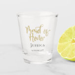 Verre A Shot Maid of Honor Gold Nom du script Date Typographie<br><div class="desc">Votre Maid of Honor sera ravie de recevoir ce verre de tir pratique avec son élégante typographie de script or pour l'en-tête principal et vous pouvez facilement personnaliser son nom et votre date de mariage pour le rendre spécial.</div>