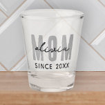 Verre A Shot Maman Depuis 20XX Moderne Simple Preppy<br><div class="desc">Ce design simple et moderne est composé de la typographie de san serif.</div>